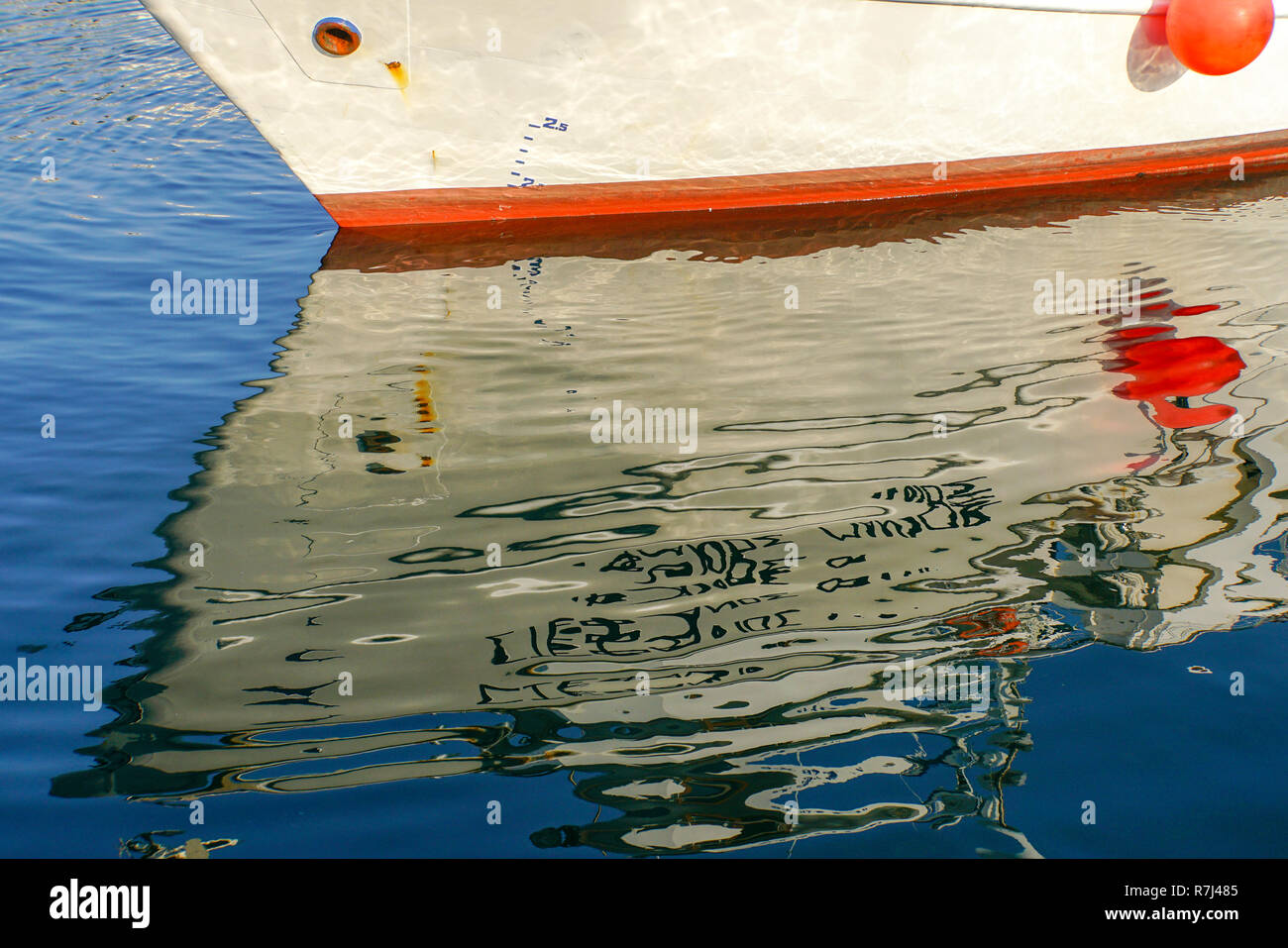 Boote im Wasser in einem Hafen widerspiegelt Stockfoto