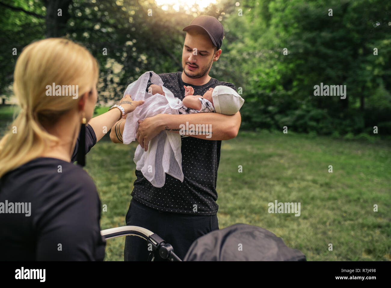 Junge Eltern genießen Sie einen Tag im Freien mit ihren baby boy Stockfoto