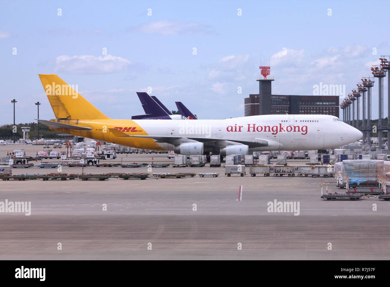 Tokio - Mai 12: Arbeiter last Luft Hongkong/DHL Boeing 747 Am 12. Mai 2012 am Narita Flughafen, Tokio. DHL ist der größten Logistikunternehmen weltweit wi Stockfoto