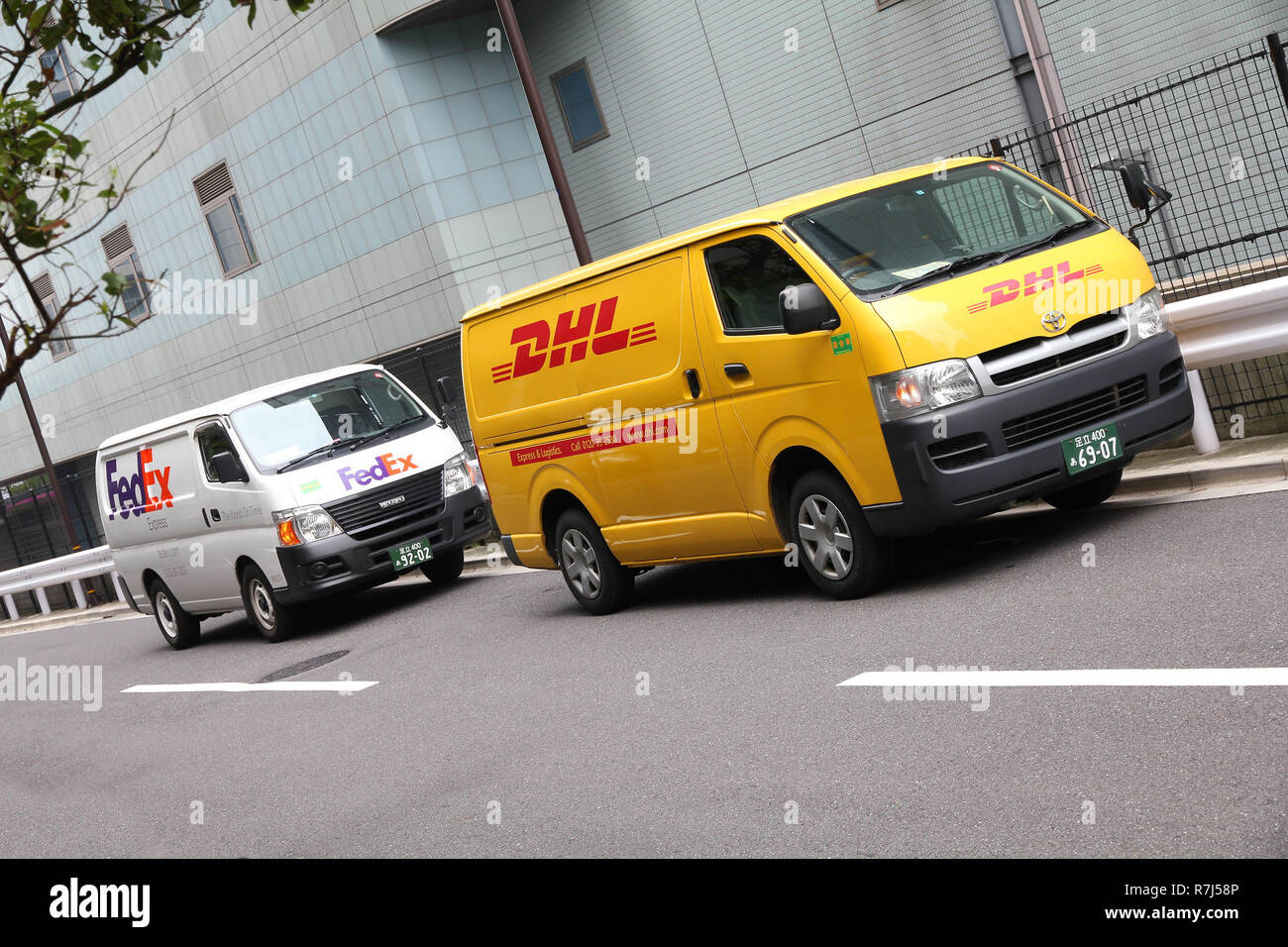 Tokio - 9. Mai: FedEx oder DHL Lieferwagen am 9. Mai geparkt, 2012 in Tokio. FedEx und DHL sind direkte Konkurrenten in vielen Märkten und sind unter den 3 größten Kurier Stockfoto