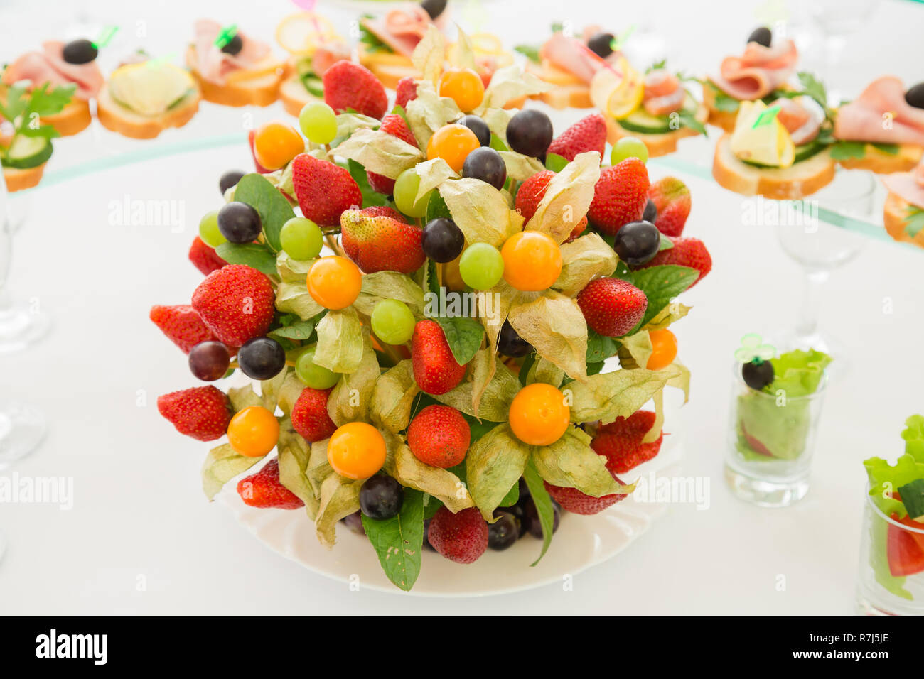 Snacks von Obst und Beeren. Kreative Gericht Stockfoto