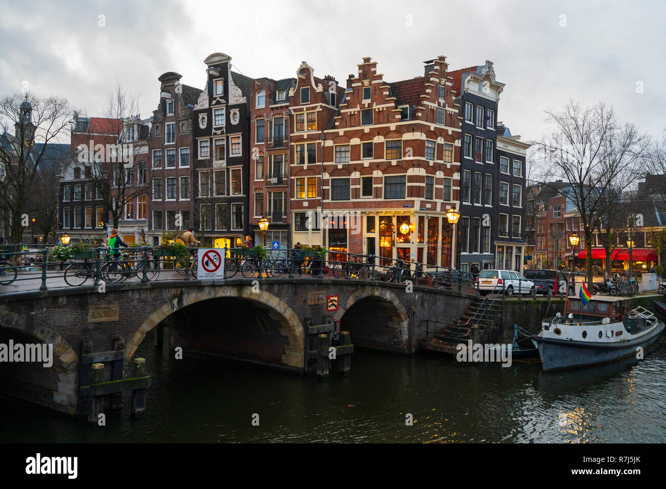 Abendlicher Blick von der Brouwersgracht und Prinsengracht Grachten in Amsterdam, Niederlande Stockfoto