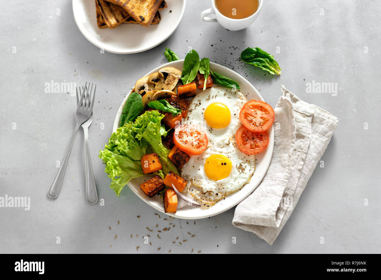 Frühstück Frühstück Platte gebratene Eier Gemüse Pilze toast Draufsicht gesunde Tabelle Stockfoto