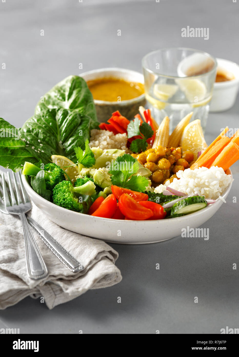 Vegan buddha Schüssel auf grauem Beton Tabelle. Gesunde vegane Ernährung Konzept Stockfoto