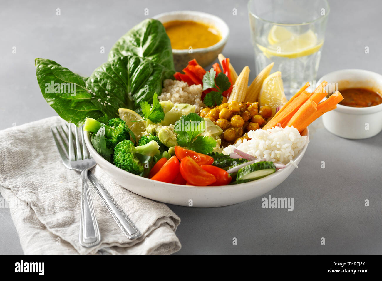 Vegan buddha Schüssel auf grauem Beton Tabelle. Gesunde vegane Ernährung Konzept Stockfoto