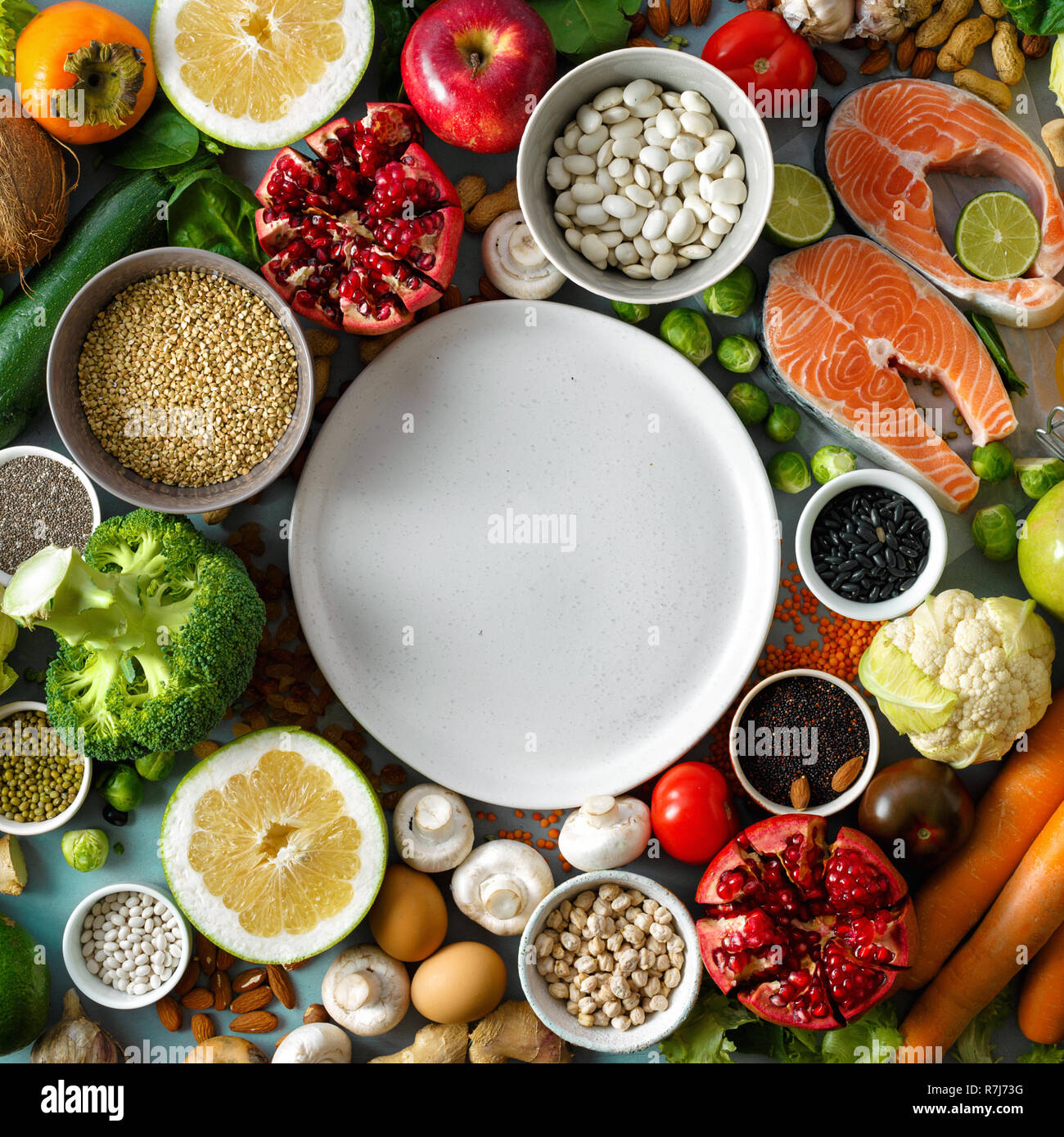 Leere runde Platte mit gesunden und Ernährung Lebensmittel (Getreide, Samen, Fisch, Gemüse und Obst). Fit und Ernährung Speisekarte vom Restaurant Konzept Stockfoto