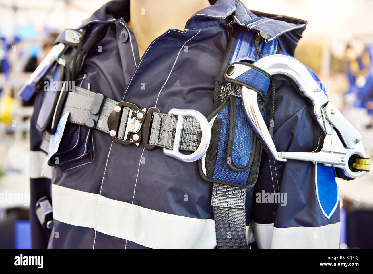Die Jacke mit Trägern und Karabiner für High-altitude Arbeiten in der Bekleidung uniform Store Stockfoto