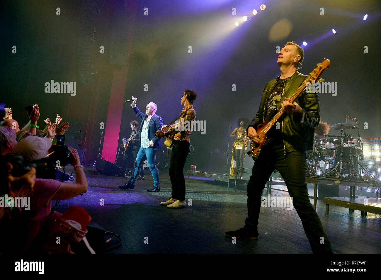 Simple Minds führt während der Simple Minds: Spaziergang zwischen den Welten Tour am Fillmore Miami Beach an der Jackie Gleason Theater am November 08, 2018 in Miami Beach, Florida. Mit: Charlie Burchill, Jim Kerr, Gordy Goudie, Ged Grimes Wo: Miami Beach, Florida, United States Wenn: 08 Nov 2018 Credit: Johnny Louis/WENN.com Stockfoto