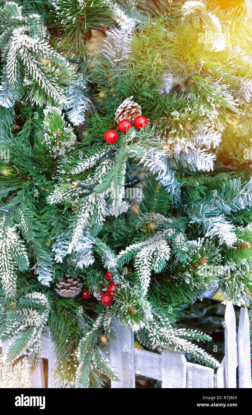 Weihnachtsbaum im Freien mit Dekorationen Stockfoto
