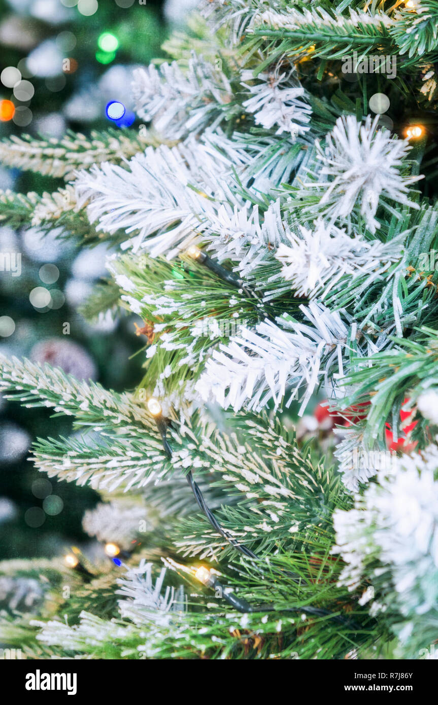Weihnachtsbaum im Freien mit Dekorationen Stockfoto