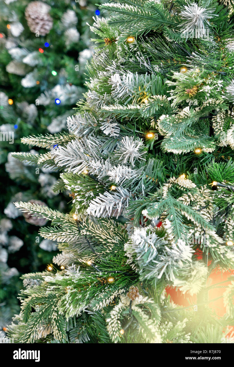 Weihnachtsbaum im Freien mit Dekorationen Stockfoto