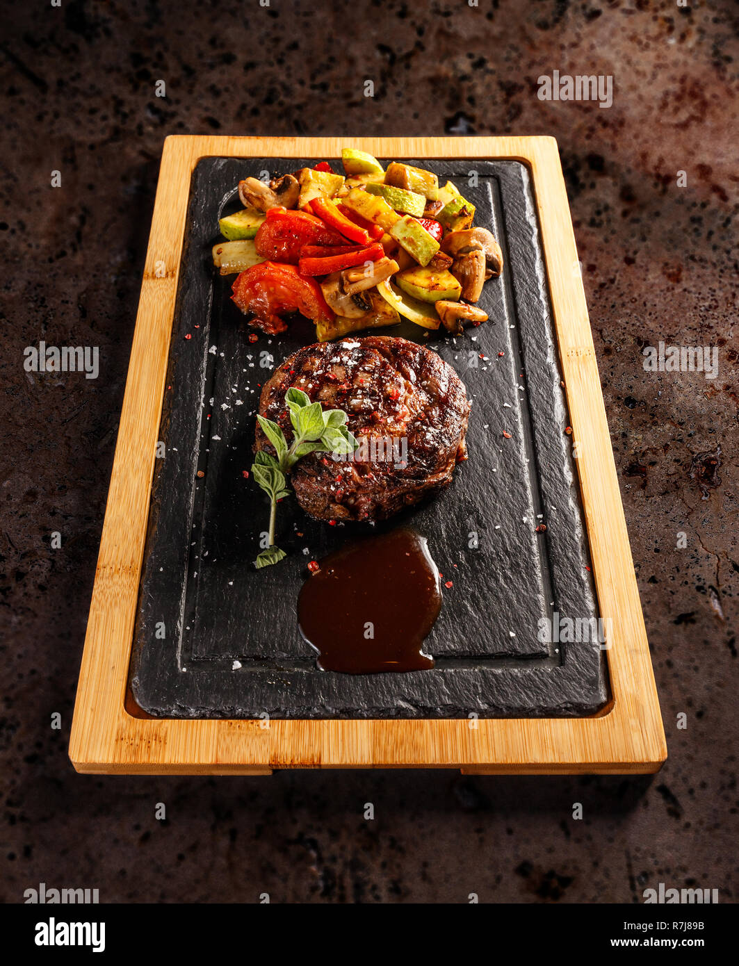 Gereift Argentinischen ribeye Steak mit gegrilltem Gemüse und Barbecue Sauce Stockfoto