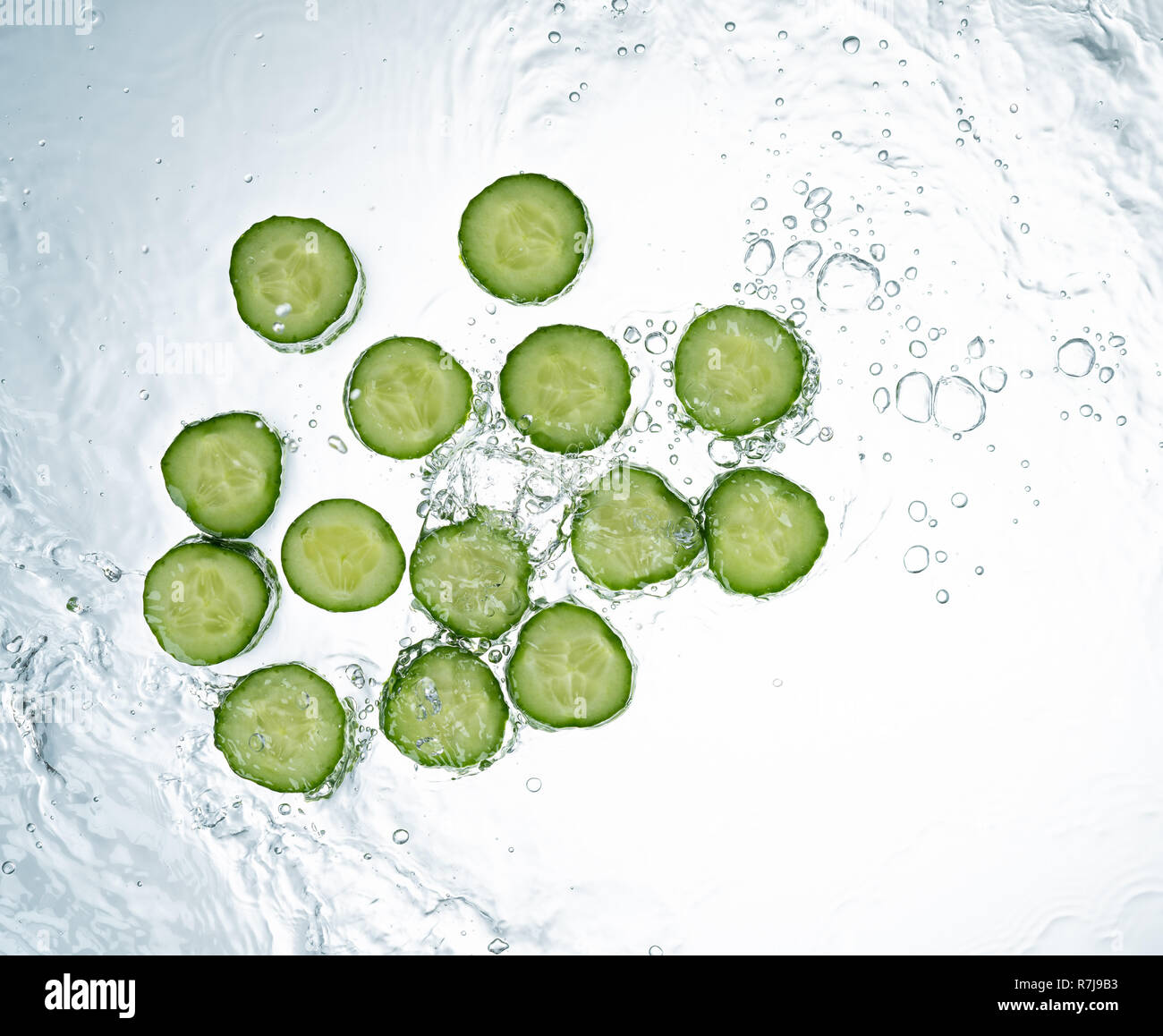Gurke Spritzwasser auf weißem Hintergrund Stockfoto