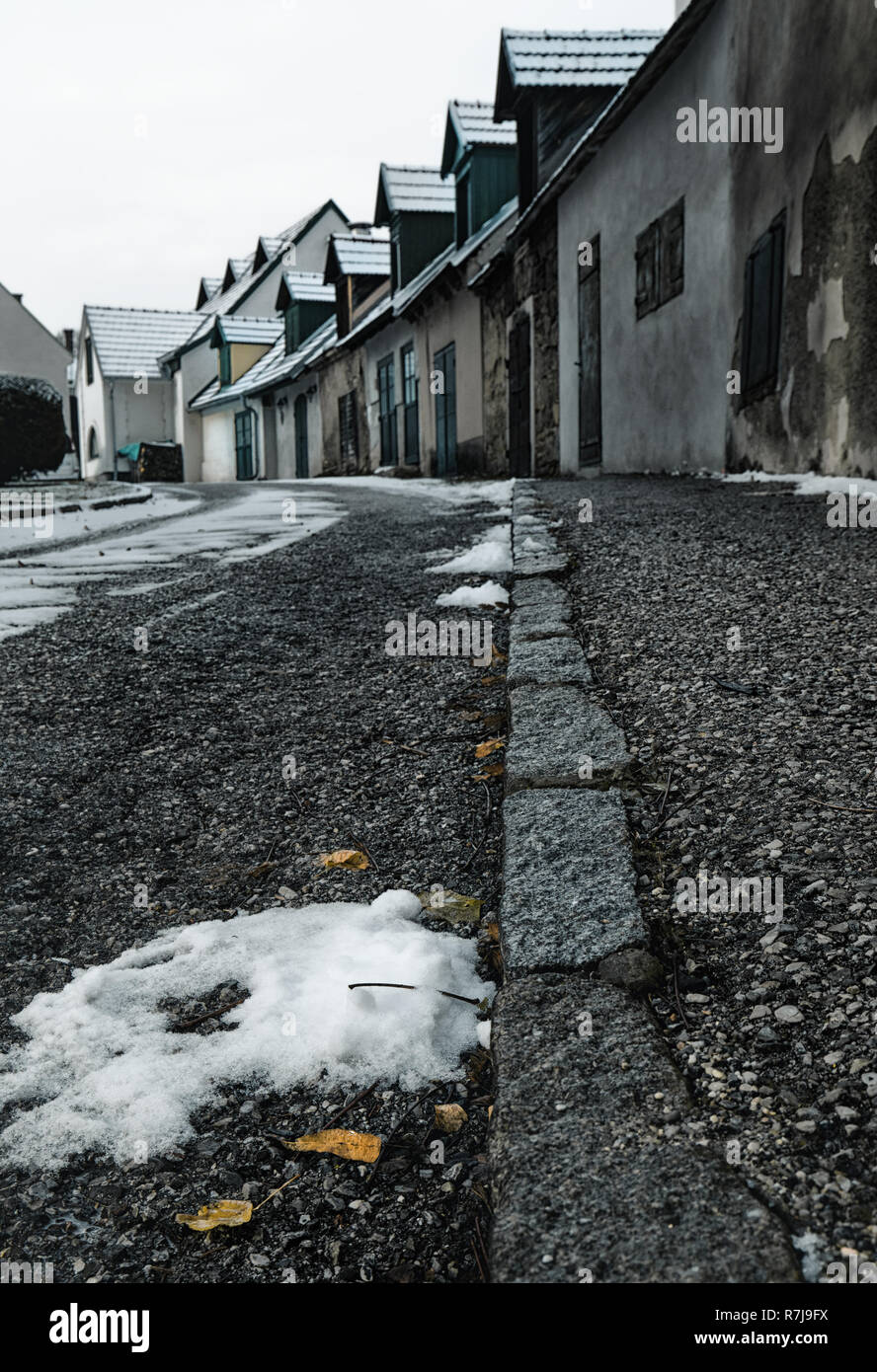 Österreich, traditionelle österreichische alte Dorf Bad Fischau Brunn im Winter Stockfoto