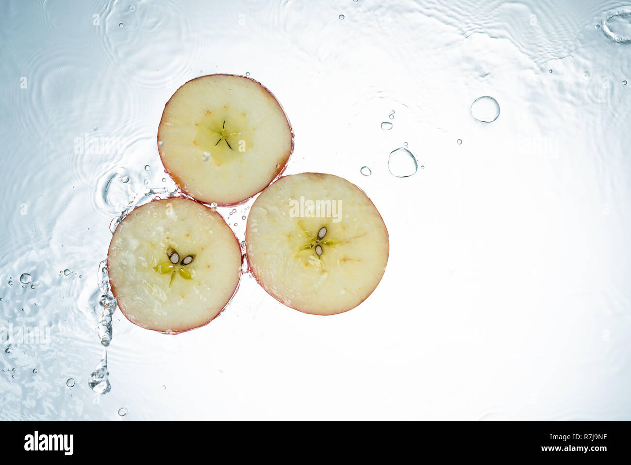 Äpfel Spritzwasser auf weißem Hintergrund Stockfoto