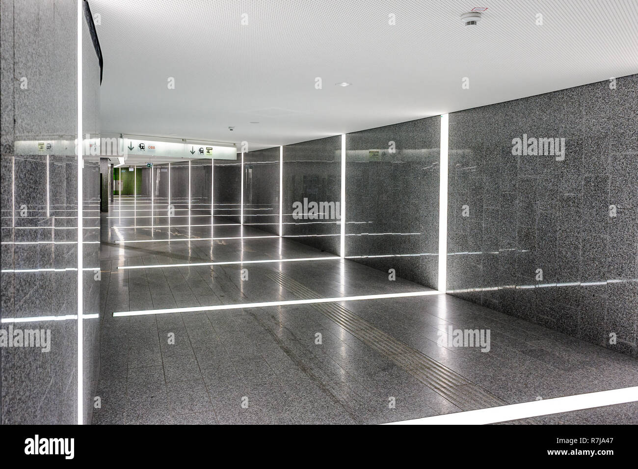 Flughafen Wien, Österreich..... Korridor in Richtung Bahnhof mit beeindruckenden LED-Licht Stockfoto