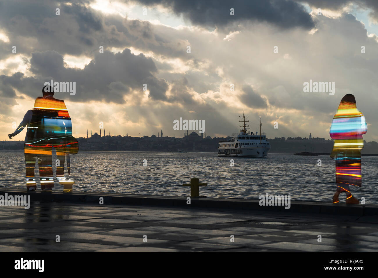 Istanbul, Türkei - 27. Mai 2016: Leute suchen an der Romantischen Istanbul Landschaft nach dem Regen. Es gibt Rückleuchten im Inneren des Menschen. Stockfoto