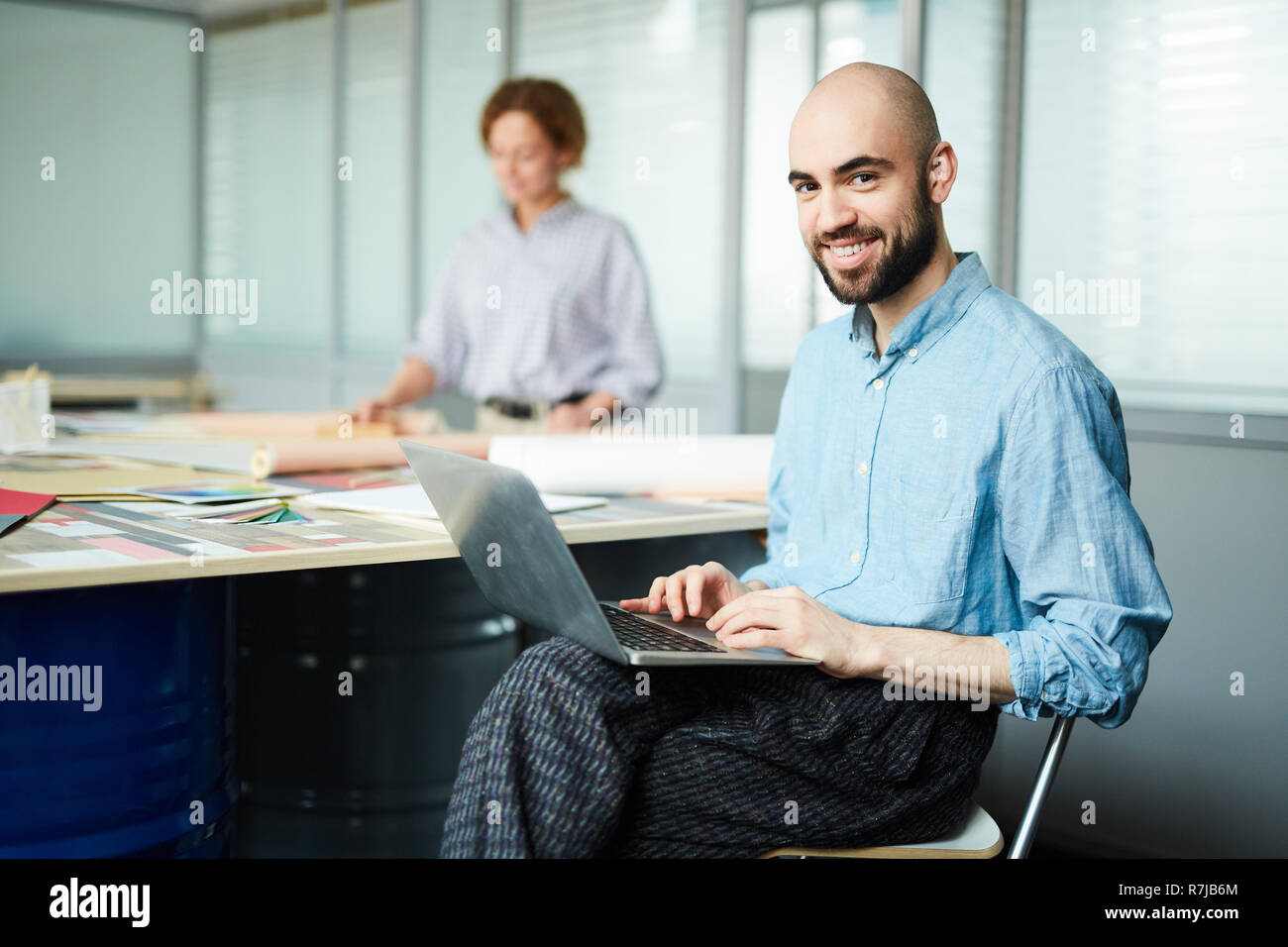 Freundliche Web Designer mit Laptop im Open Space Office Stockfoto