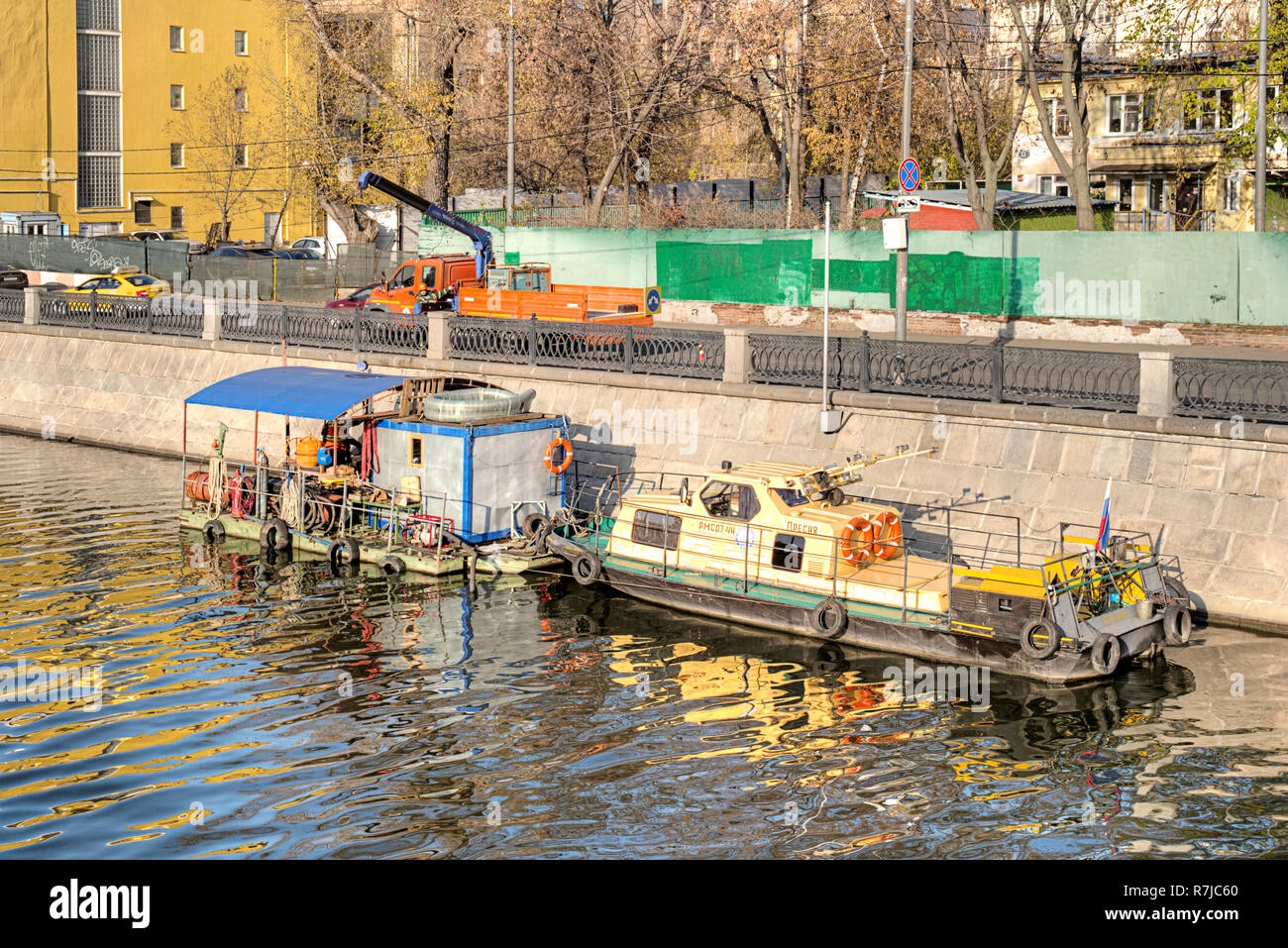 Moskau, Russland - November 07.2018: Arbeiter reparieren Regenwasserabfluß in der Vodootvodny Canal Stockfoto