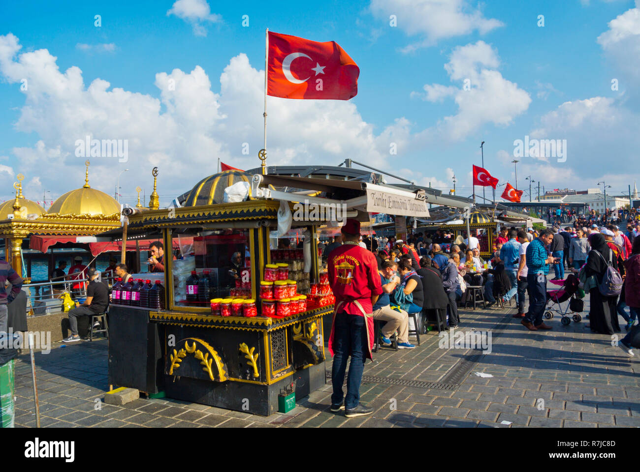 Fisch sandwich Stände, in Eminonu Waterfront, Fatih, Istanbul, Türkei, Eurasien Stockfoto