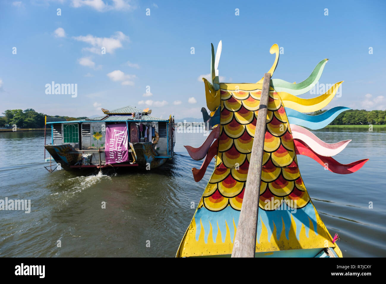 Aus Sicht eines Touristen" Boot mit Drachen Kopf Segeln auf dem Song Huong oder Parfum Fluss. Hue, Vietnam, Asien Stockfoto