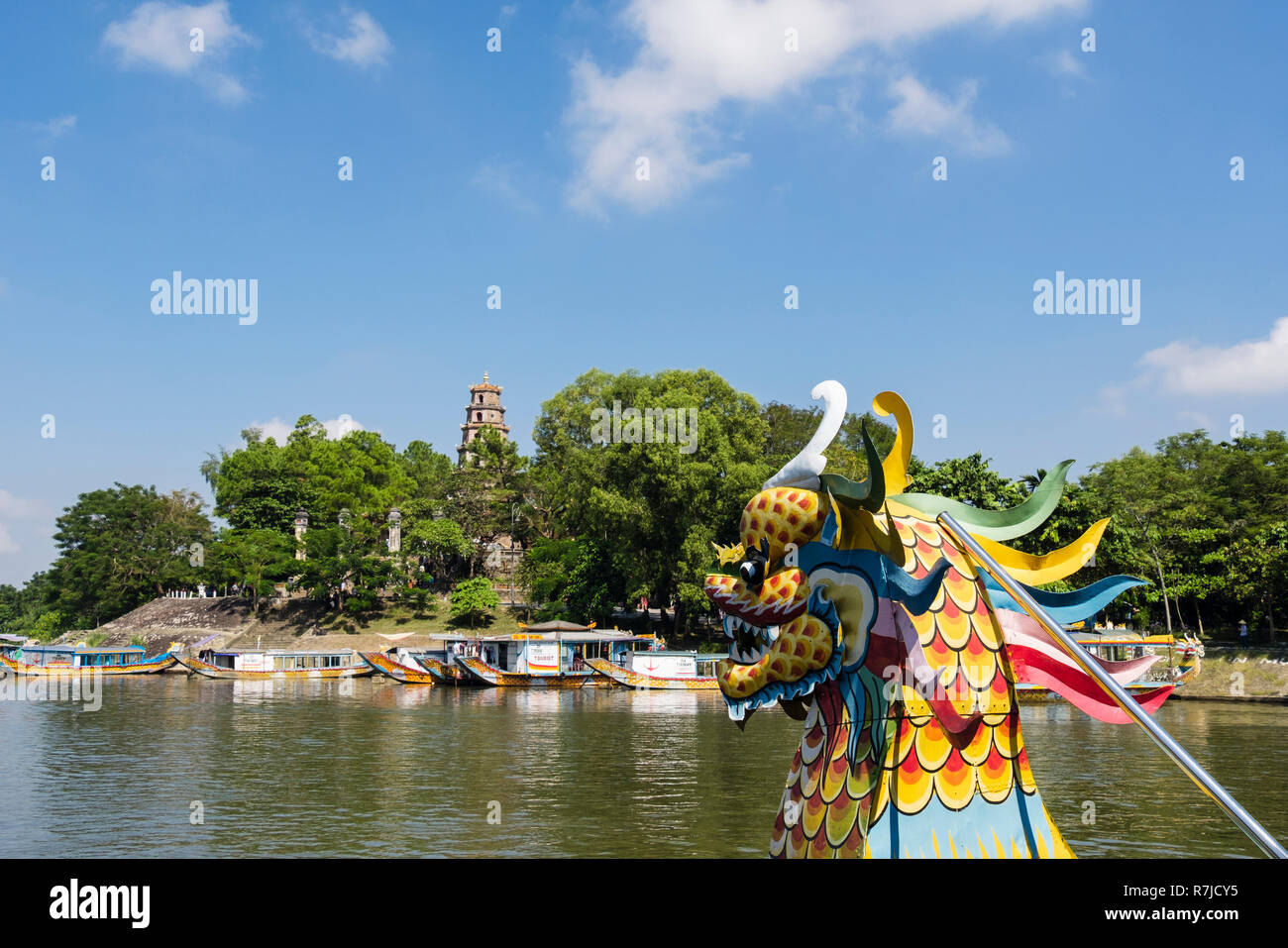 Ansicht der Thien Mu Pagode von einem Touristen Drachenboot Segeln auf den Perfume River. Farbton, Provinz Thua Thien - Hue, Vietnam, Asien Stockfoto