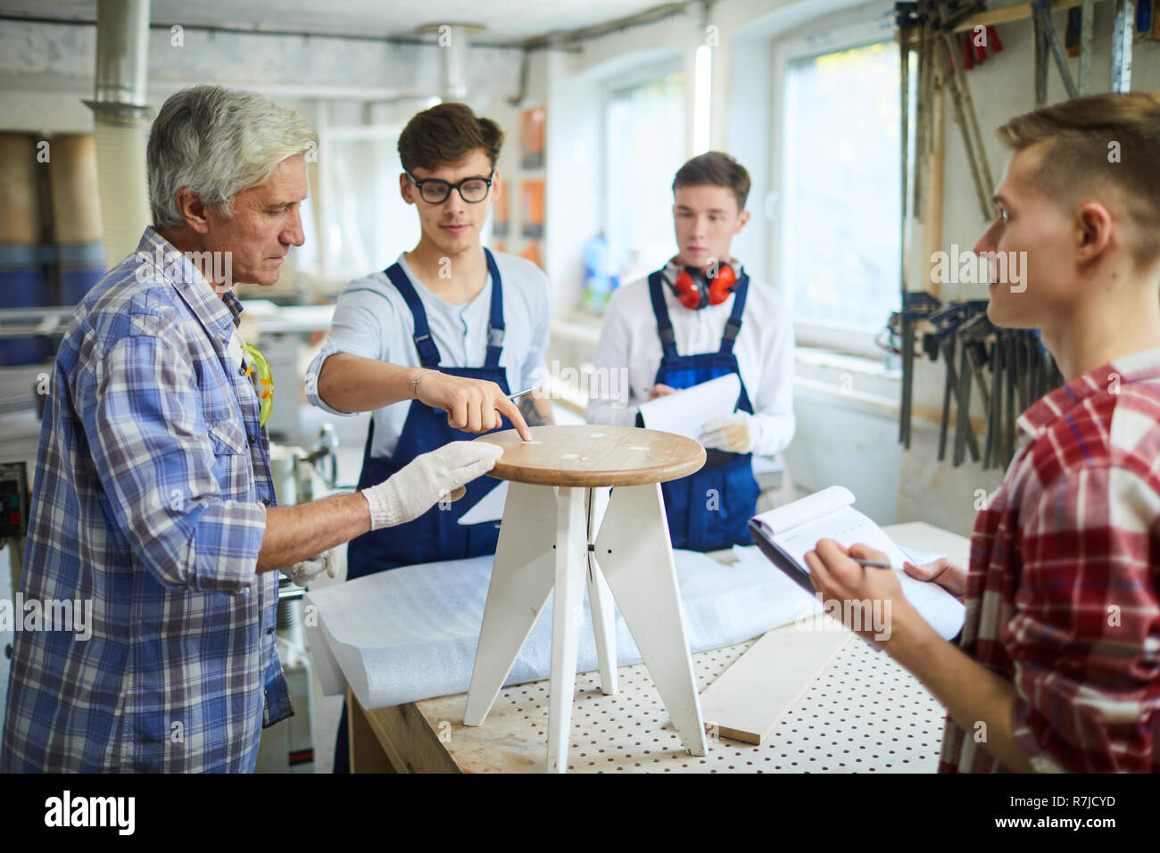 Zimmerei Studenten Fragen an praktischen Klasse auf Möbel Stockfoto