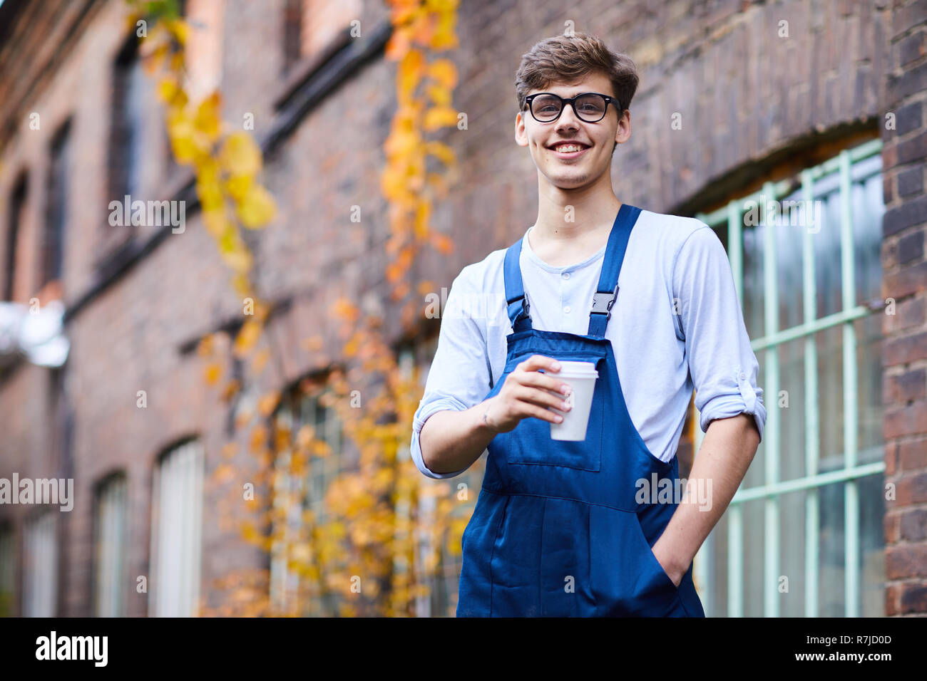 Stattliche Arbeiter trinken Kaffee im Freien Stockfoto