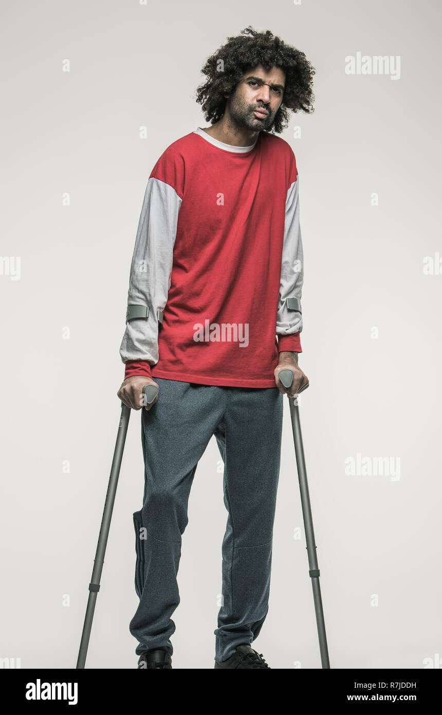 Schwarzer Rüde mit Verletzung und Krücken Stockfoto