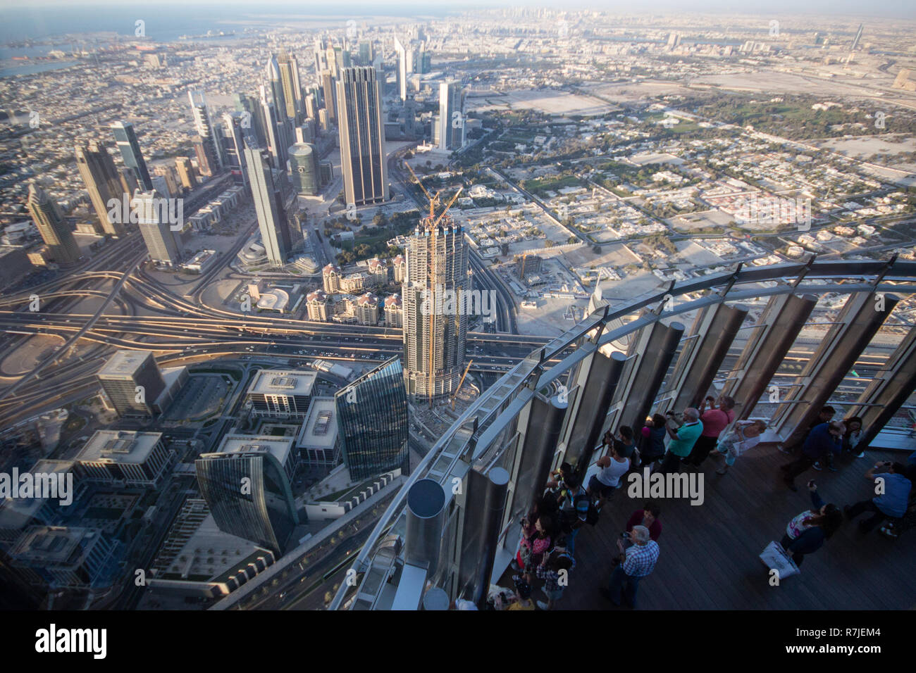 Panorama Aussicht auf Dubai von der Aussichtsplattform der Welt Datensatz mit Burj Dubai Wolkenkratzer in Dubai, Vereinigte Arabische Emirate. Stockfoto