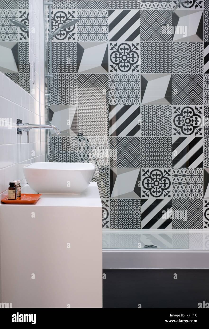 Moderne loft Badezimmer mit hoher Decke, begehbare Dusche und eine schwarze  und weiße monochrome Porzellan Wandfliesen Stockfotografie - Alamy