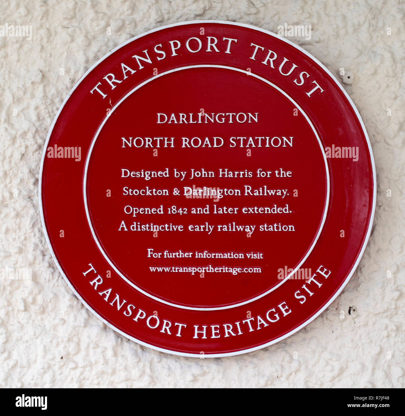 Transport Vertrauen rot Tradition Plakette bei Darlington North Road Station, Darlington, County Durham, England, UK. Stockfoto