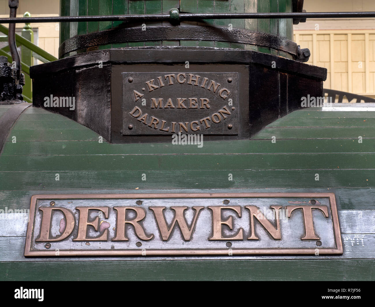 Namensschilder auf der Dampflok Derwent durch eine Kitching für die Stockton und Darlington Railway in 1845, jetzt in der Darlington Steam Museum. Stockfoto