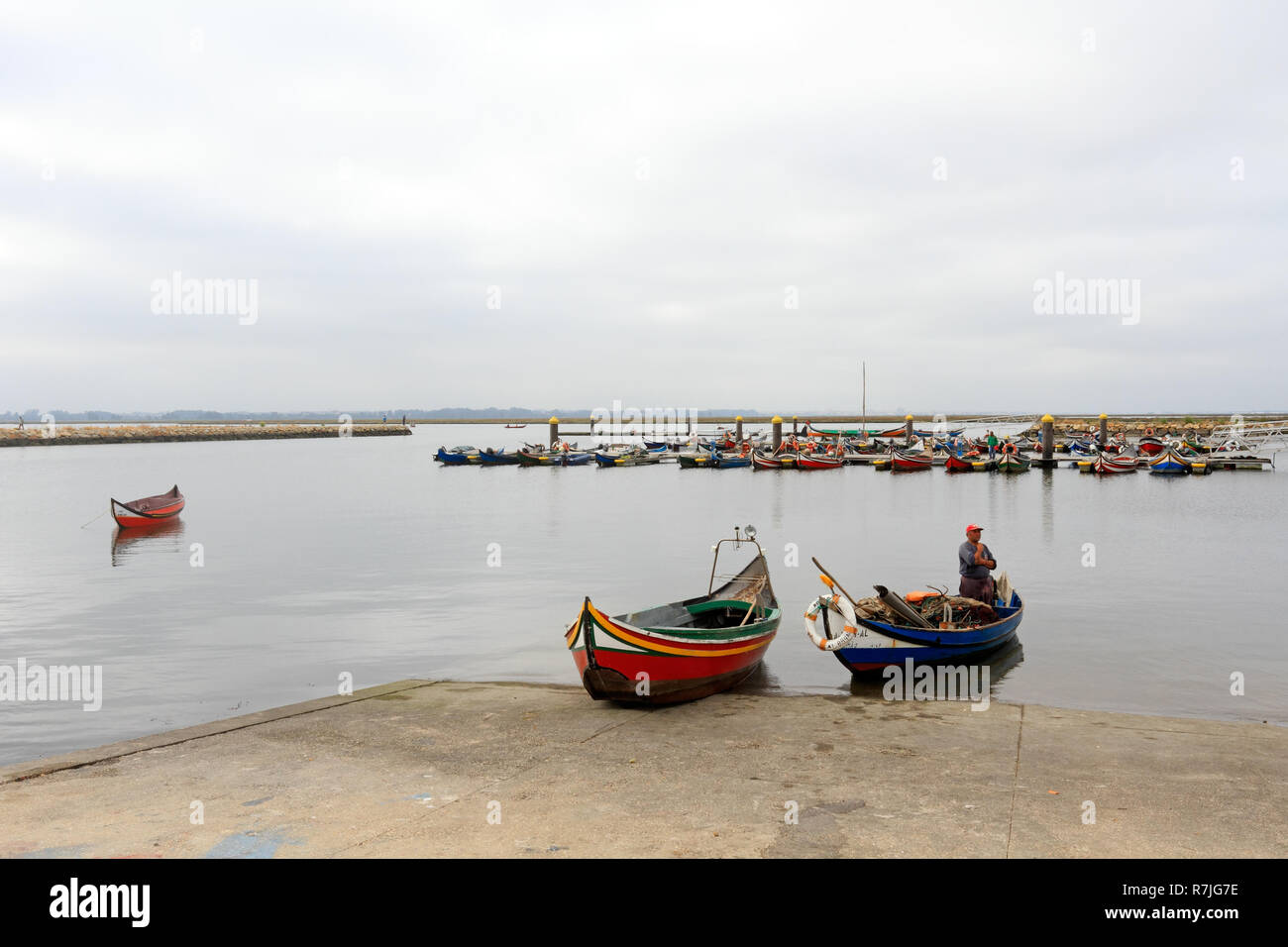 Typische Boote in der Ria de Aveiro (Portugal), Torreira Hafen, am 31. Juli, 2013; Rückkehr der Mühe Stunde. Die Fischerei auf diese Boote sind Teil der Ecologic Stockfoto