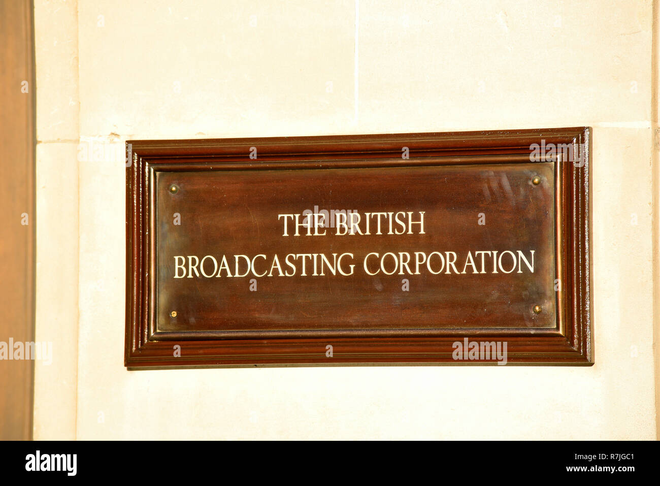 Die British Broadcasting Corporation BBC Eingangsschild zu Broadcasting House in Portland Place, London, UK. Fernsehen und Radio Studios. Studio Stockfoto