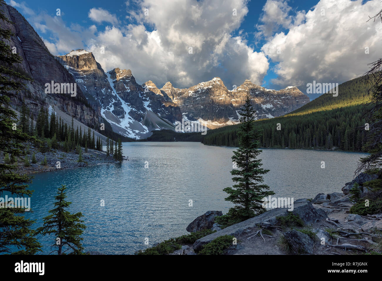 Moraine Lake mit schneebedeckten Rocky Mountains, Kanada Stockfoto