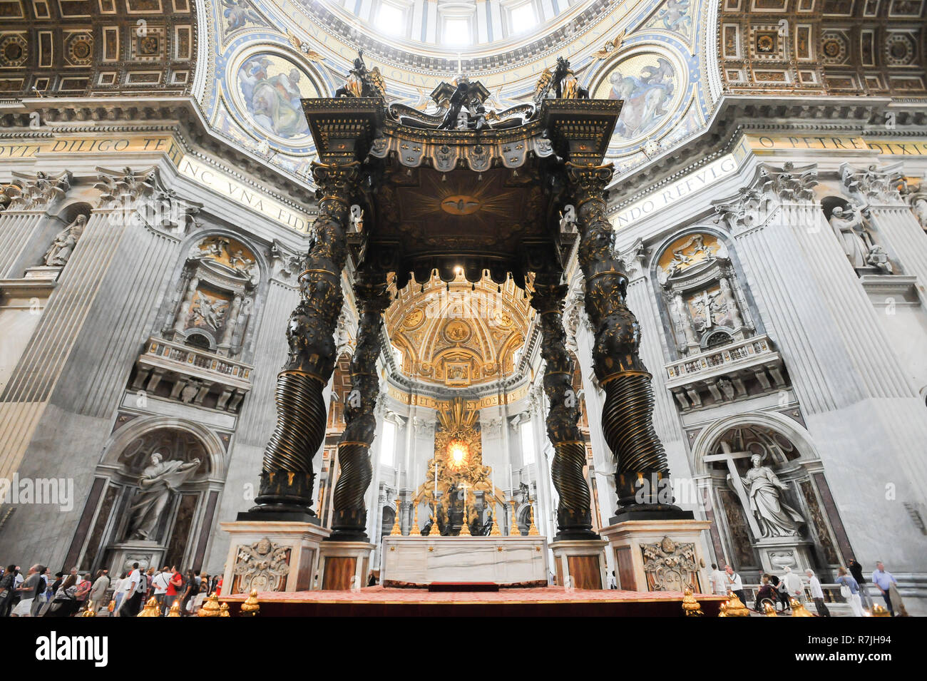 Michelangelo Kuppel, Barocke päpstliche Altar und Baldacchino von