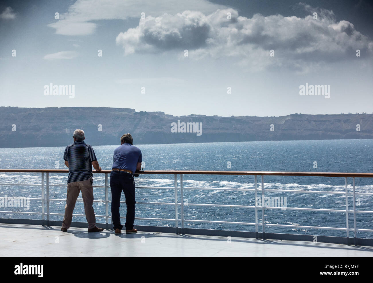 Ansicht der Rückseite stehende Männer am Hafen Stockfoto