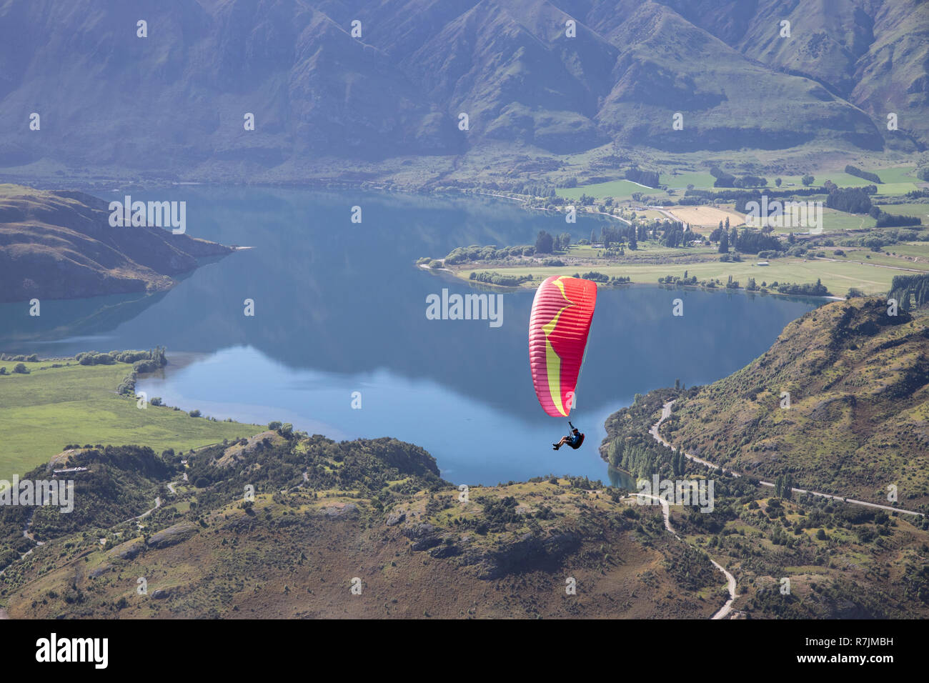 Solo Gleitschirm über dem Lake Wanaka, Neuseeland Stockfoto