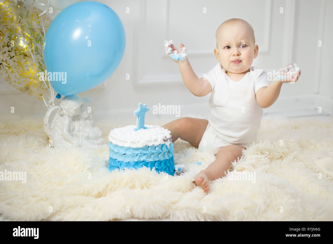 Ein Jahr alten Kind mit einer Geburtstagstorte. Erster Geburtstag Stockfoto