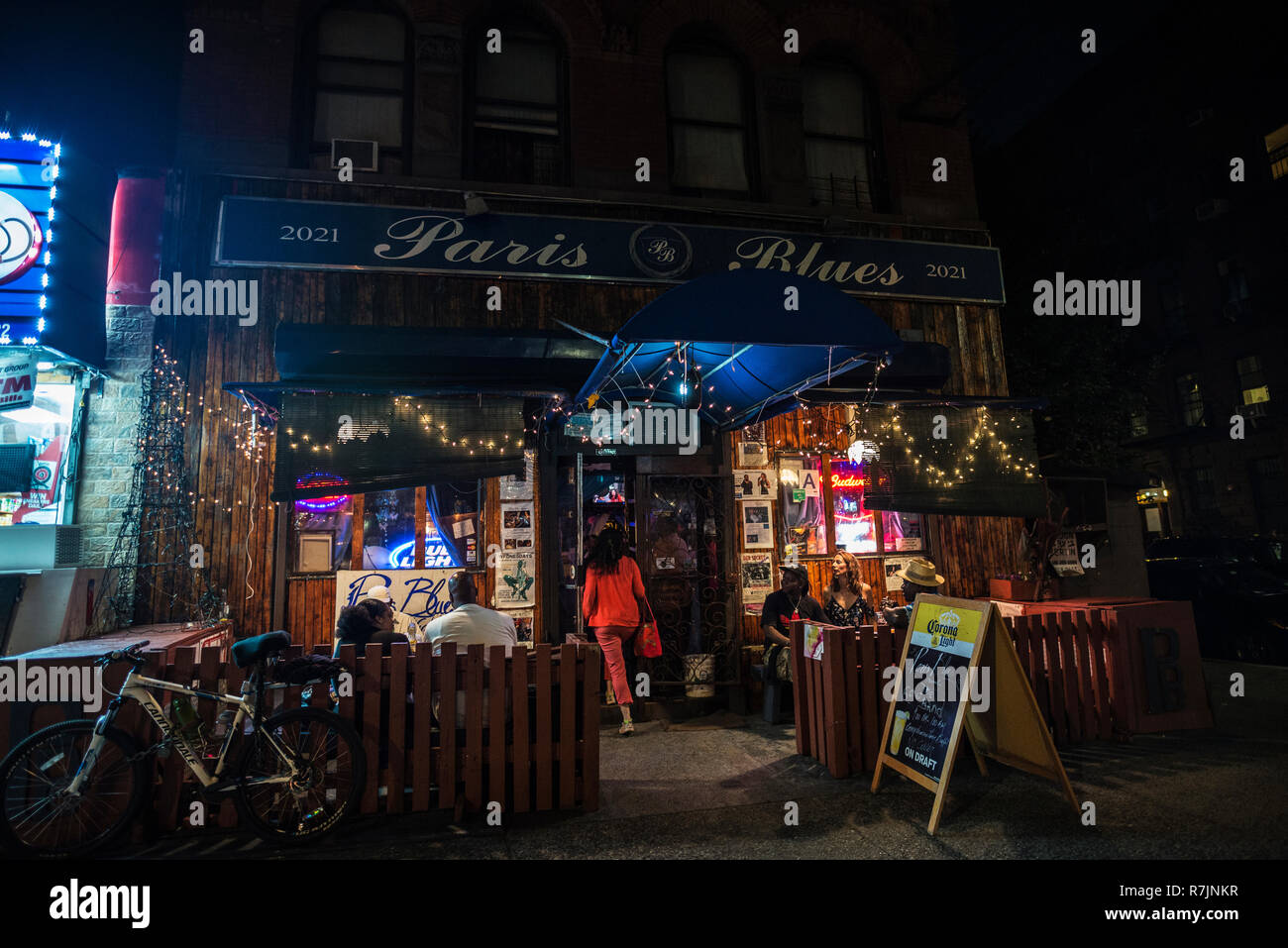 New York City, USA - 29. Juli 2018: die Fassade der Bar namens Paris Blues Harlem mit Menschen um in Harlem, New York City, USA Stockfoto