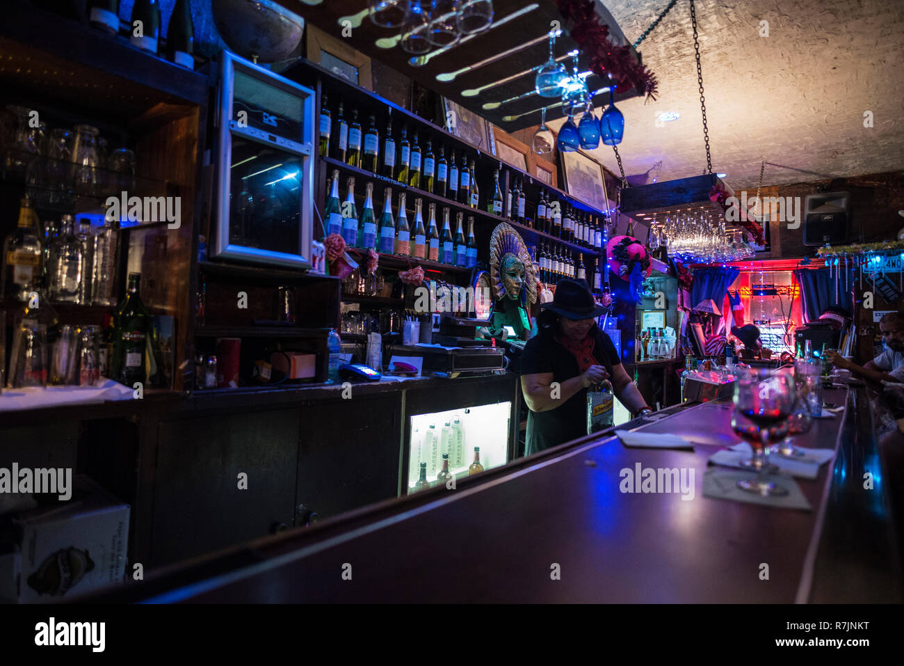 New York City, USA - 29. Juli 2018: die Kellnerin an der Bar mit Kunden in Paris Blues Harlem in Harlem, New York City, USA Stockfoto