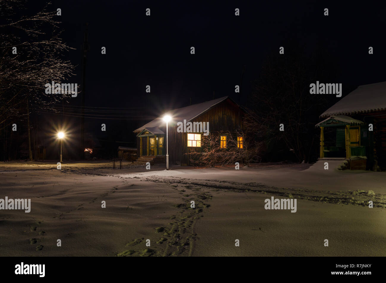 Der Weg zum Haus, winter nacht Stockfoto