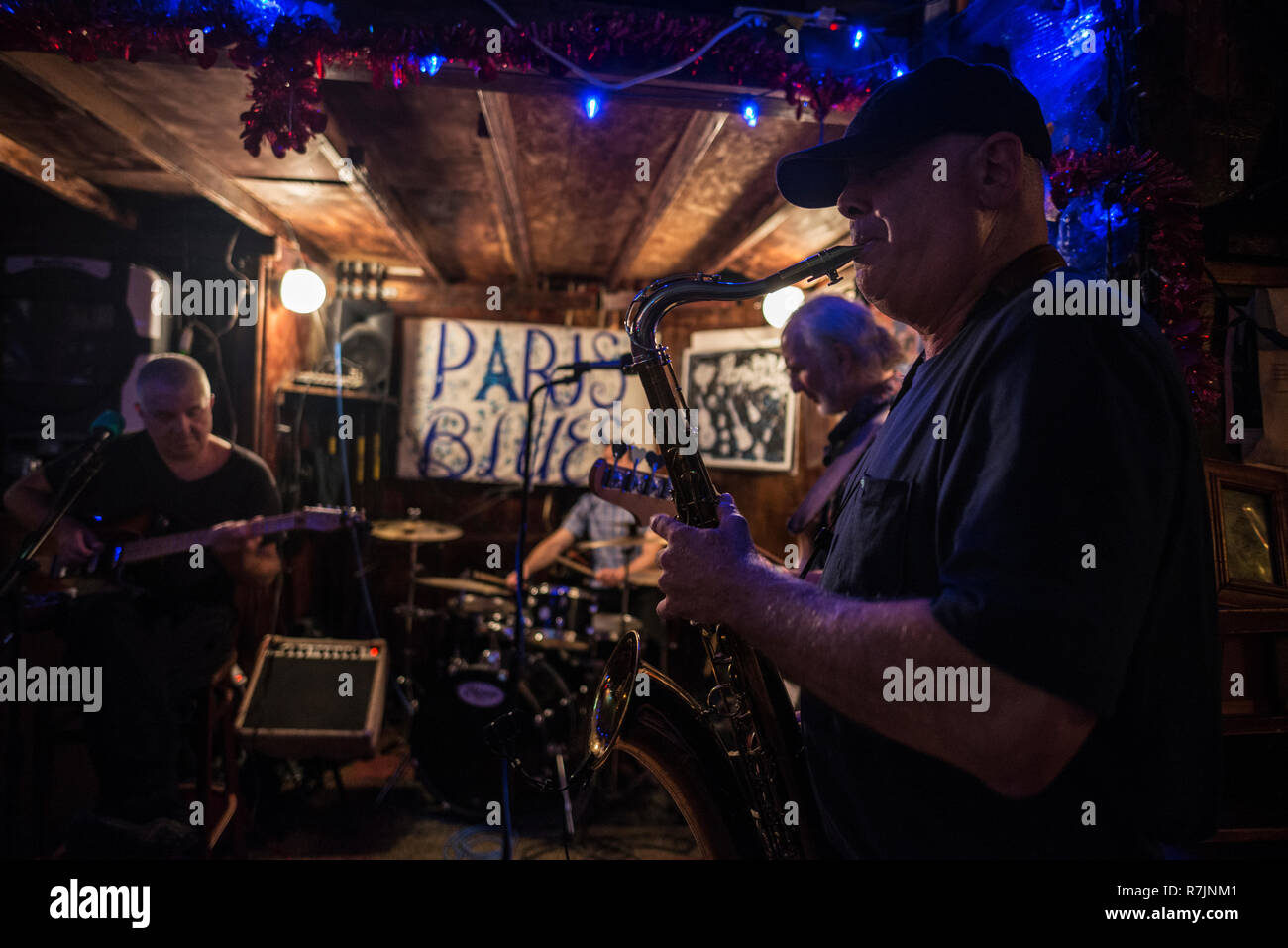 New York City, USA - 29. Juli 2018: Saxophonist spielt mit seiner Band in einer Performance in Paris Blues Harlem in Harlem, New York City, USA Stockfoto