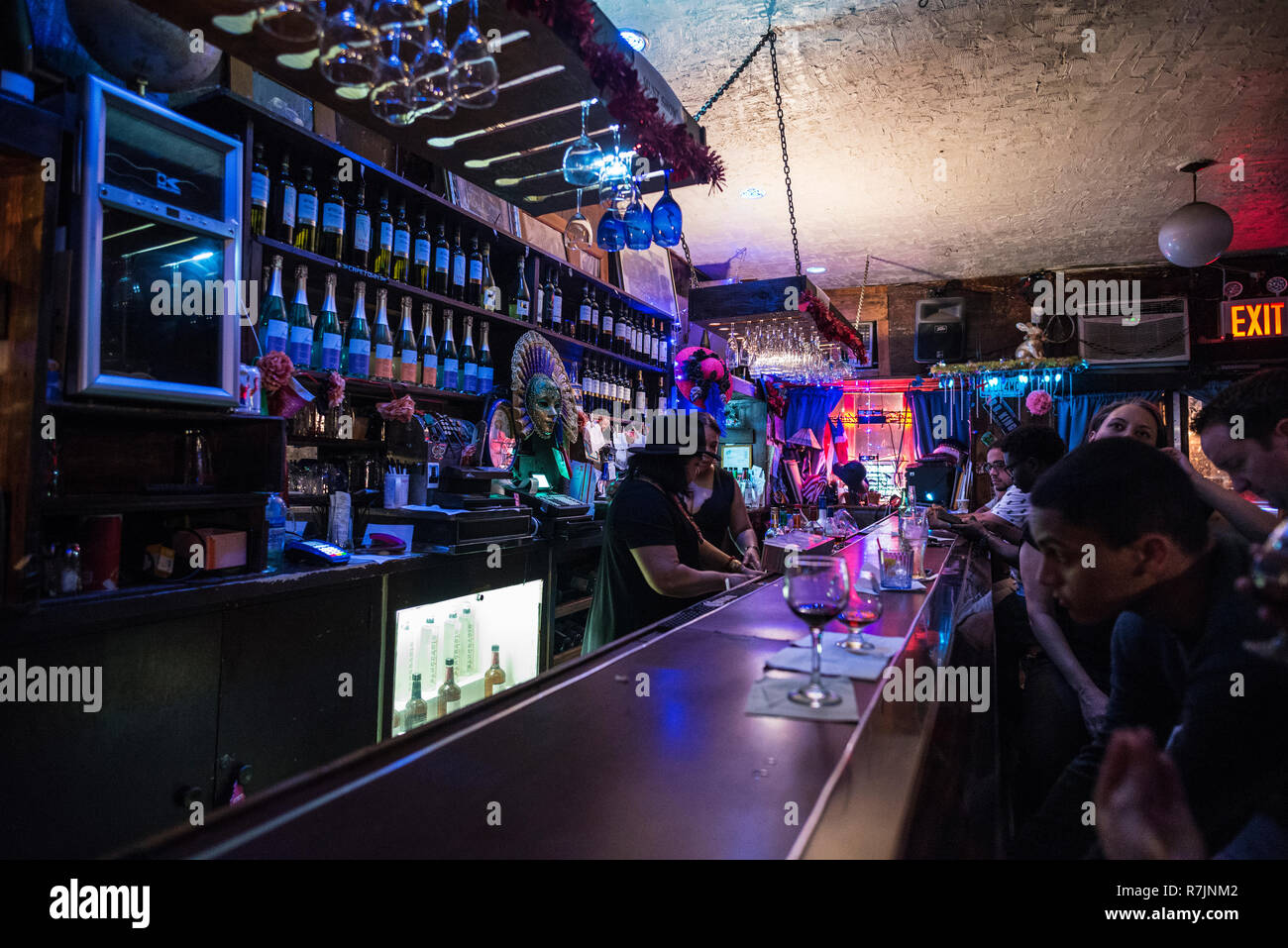 New York City, USA - 29. Juli 2018: die Kellnerin an der Bar mit Kunden in Paris Blues Harlem in Harlem, New York City, USA Stockfoto
