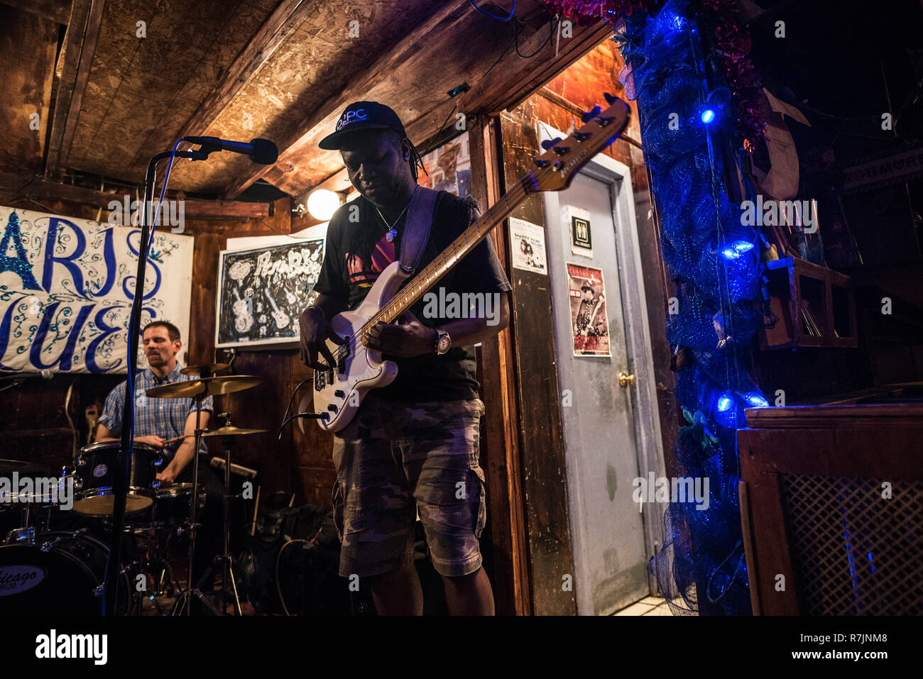 New York City, USA - 29. Juli 2018: Bass Gitarristen spielt mit seiner Band in einer Performance in Paris Blues Harlem in Harlem, New York City, USA Stockfoto