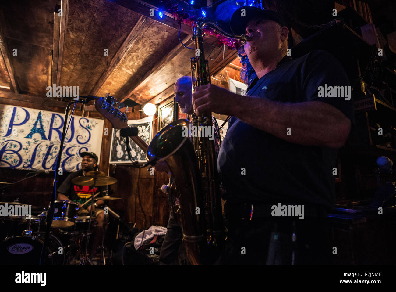 New York City, USA - 29. Juli 2018: Saxophonist spielt mit seiner Band in einer Performance in Paris Blues Harlem in Harlem, New York City, USA Stockfoto