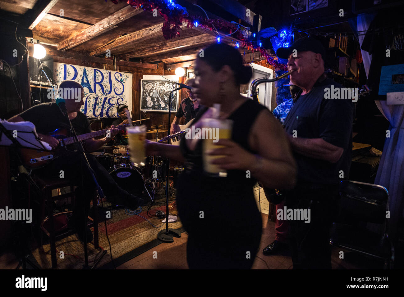 New York City, USA - 29. Juli 2018: die Kellnerin serviert Getränke, während die Musik spielt in einer Performance in Paris Blues Harlem in Harlem, New York City, USA Stockfoto