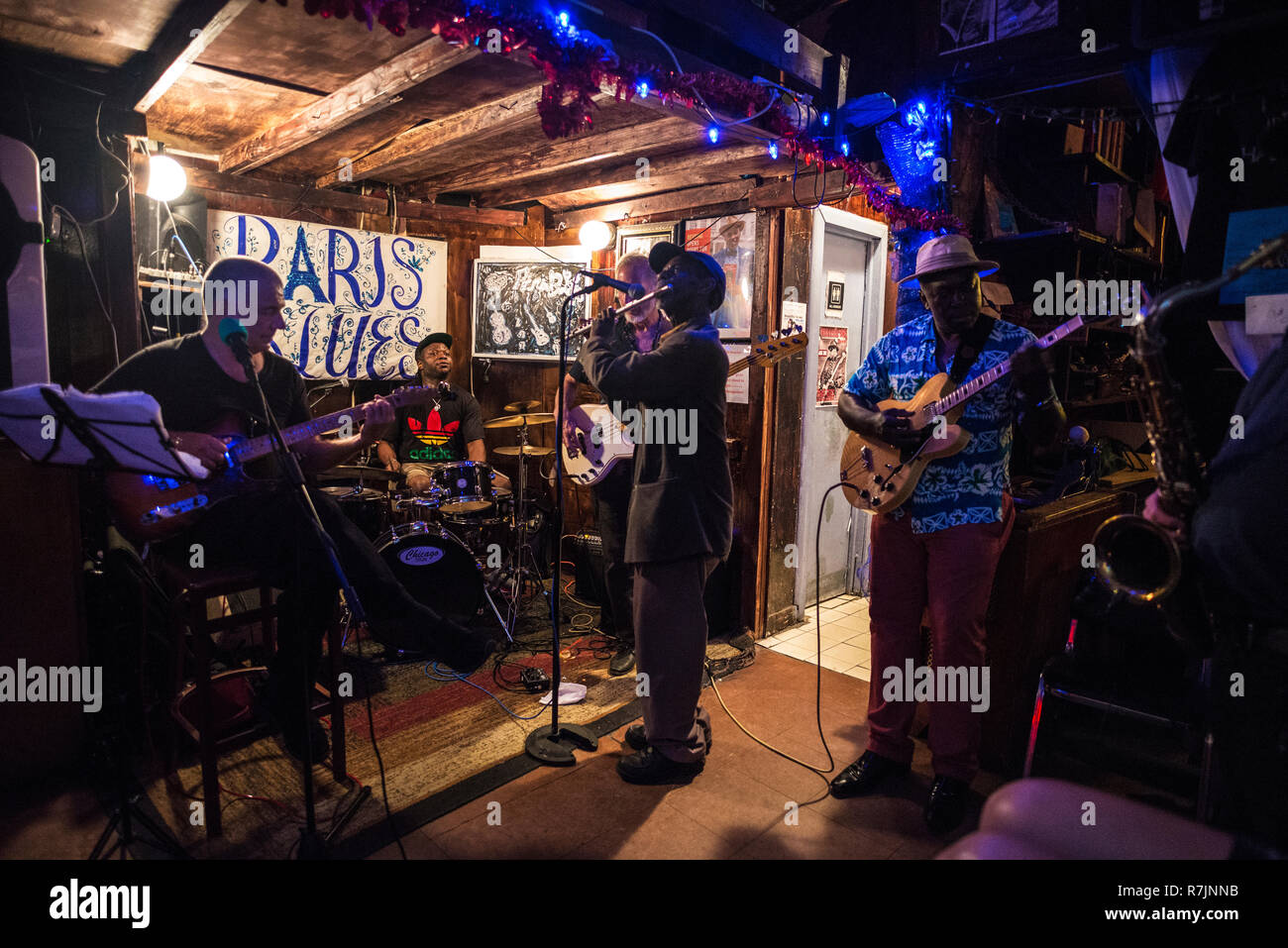 New York City, USA - 29. Juli 2018: Flitist spielt mit seiner Band in einer Performance in Paris Blues Harlem in Harlem, New York City, USA Stockfoto