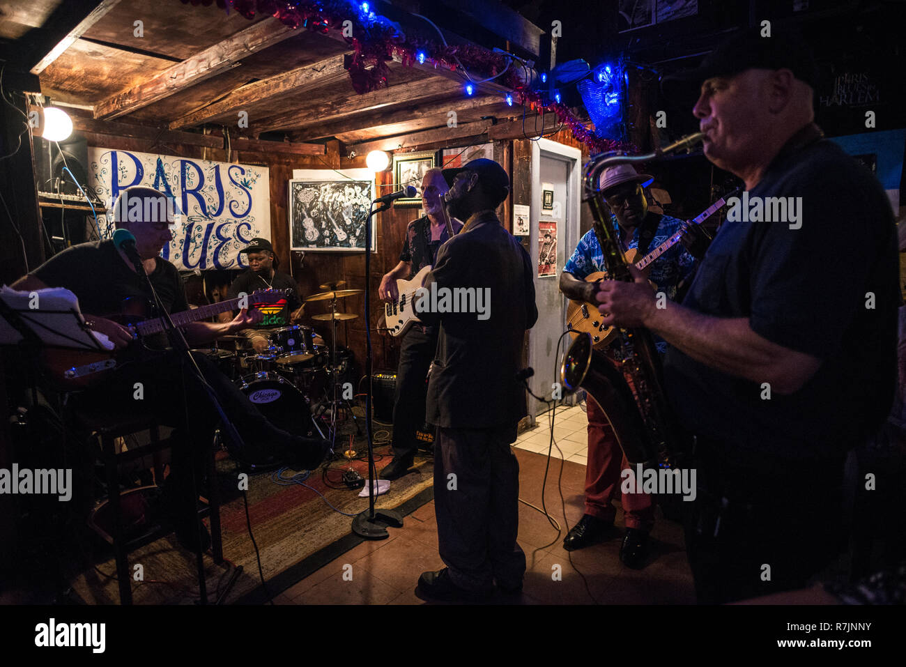 New York City, USA - 29. Juli 2018: Flitist und Saxophonist spielt mit seiner Band in einer Performance in Paris Blues Harlem in Harlem, New York City, USA Stockfoto